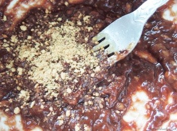 step4: 最後，加入1湯匙的花生粉到巧克力香蕉醬裡，拌勻即可。