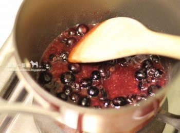 step2: 以小火慢慢加熱攪拌約8~10分鐘，壓碎部分藍莓，使其跟草莓醬的味道混合，留一些保持顆粒口感。