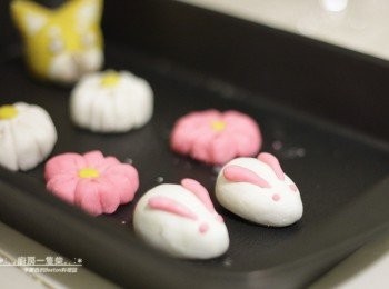step10: 〈粉紅色糯米糰〉拿來製作櫻花、兔子的眼睛、耳朵。 〈白色糯米糰〉拿來製作兔子身體、花朵、柴犬眼睛上方的白色小點、柴犬的眼睛、柴犬內耳。