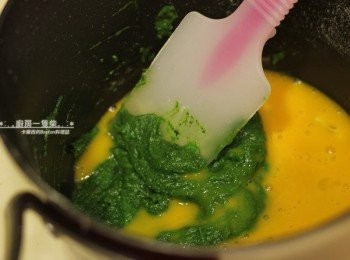 step16: 再加入打散的蛋黃拌勻。