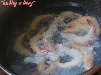 step6: 另一邊就開始煮蝦，準備一湯鍋水煮滾，水滾放入蝦煮熟(約2分鐘)~