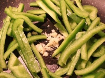 step2: 少許油爆香蒜末, 加青椒絲炒至半熟
