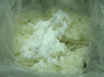 step2: 白飯裝入耐熱袋, 趁熱加入糖粉, 用手搓揉