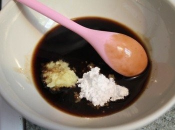 step1: 番茄洗淨後, 切大丁備用. 沾醬材料調勻後, 與番茄一同食用