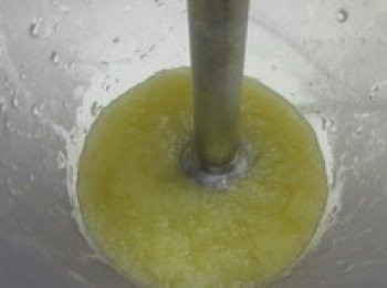 step2: 將作法1.用攪拌機或果汁機依個人喜好打成泥狀,(可保留一些顆粒較有口感)