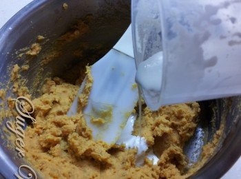 step2: 將1.分次加入動物鮮奶油拌勻填入模型中