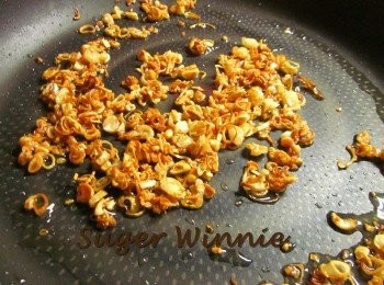 step5: 原鍋加入沙拉油和紅蔥頭.蒜頭片以小火爆香,轉微黃色時加入塩.雞粉拌炒一下即可離火(不要炒太久, 紅蔥頭.蒜頭炒過頭會變苦)盛上一碗用台東埤南米煮的香Q白飯,放上雞肉絲,淋上滷肉汁(作法詳見【眷村媽媽的紅焼肉】篇)再鋪上油蔥酥即可