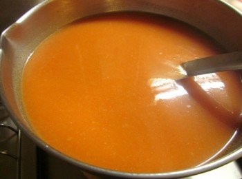 step4: 倒回鍋中加咖哩塊及塩調味至滾即可,如果想要口感更濃郁可在食用前加少許起司粉或鮮奶油