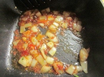 step3: 加入豆瓣醬炒到香味出來