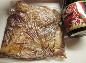 step3: 趁醃雞腿時來備料 1.調沾醬,甜麵醬1大匙+果糖1/2小匙+開水1/2小匙調勻 2.小黃瓜切片.青葱切段 3.準備一張錫泊紙稍微用皺