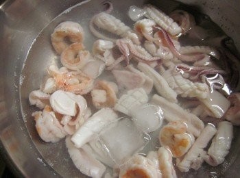 step2: 海鮮料先川燙再放冰水冰鎮,冷郤撈起備用