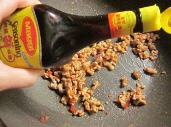 step5: 再加豆瓣醬.美極鮮味露炒到香氣出來