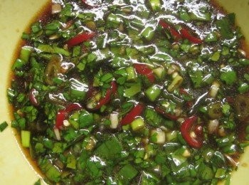 step5: 最後將<span class="group_2">辛香料</span>及<span class="group_3">醬汁</span>混合的醬料,淋在豆干上即可享用,建議冰冰箱半天以上,越冰越入味唷!