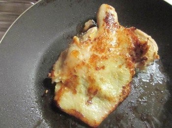 step3: 雞腿排皮朝下煎到出油,換面再煎到熟兩面金黃