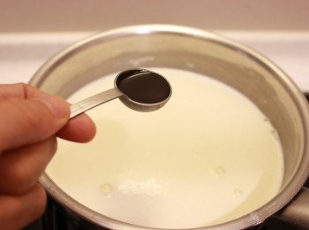 step2: 將鮮奶油，牛奶，糖，鹽，放入醬汁鍋。煮到糖融化，加入香草精，攪拌後熄火。不用煮到滾。放涼備用。