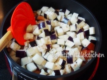 step2: 加入茄子粒炒勻