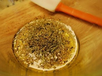 step2: 混合橄欖油、蜂蜜/龍舌蘭蜜、普羅旺斯香草、鹽及胡椒，倒在雞肉上