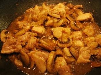 step6: 加入雞高湯，煮至醬汁冒泡泡微滾時，將雞肉放回鍋中燉煮至入味