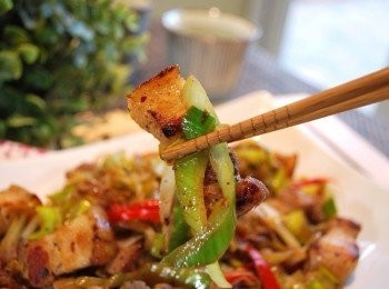 step6: 加入韭蔥綠與紅辣椒絲拌炒，以味醂、醬油調味，起鍋前撒上白胡椒粉即可