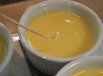 step11: 將奶蛋液填入烤盅裡，如表面有大泡泡，可拿牙籤戳破