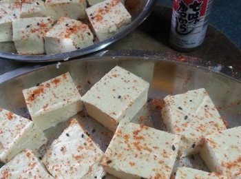 step2: 用七味粉灑上豆腐醃約15分鐘待入味
