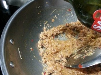 step8: 圍住鑊邊加少許油炒香所有材料