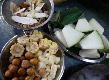 step4: 準備好各材料,粟米斬件,荷葉切開兩邊,冬瓜洗淨連皮切件