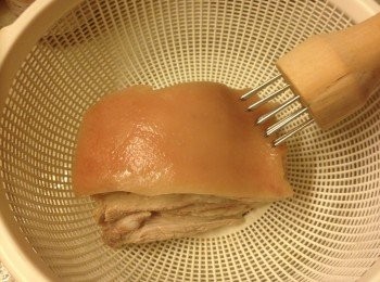 step3: 豬皮向上, 用豬插平均插在豬皮上, 另用刀尖插肉幾下