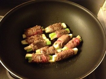 step4: 大火下油煎香2邊牛肉卷