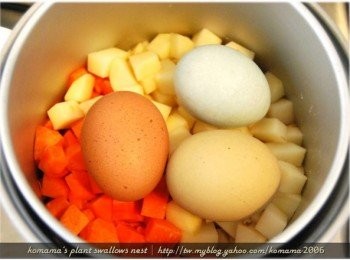 step4: 將馬鈴薯丁、紅蘿蔔丁與彩色雞蛋一同放入電鍋中，外鍋放一米量杯的水來蒸煮<span class="group_1">食材</span>。