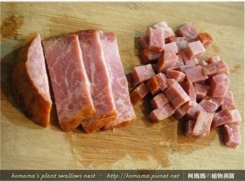 step2: 火腿退冰後，先切成丁塊狀備用。
