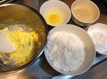 step1: 將奶油放於室溫軟化，加入糖粉打至發（奶油呈綿密樣）。