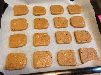 step5: 取出作法4的麵糰，切成約0.8公分厚的餅乾，排於烤盤上。