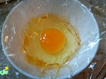 step3: 把蛋打左保鮮紙上