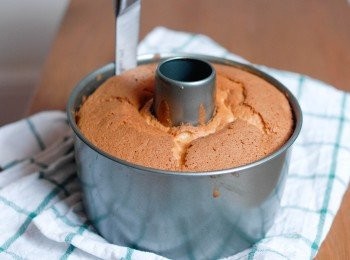 step7: 待蛋糕完全待涼後，用刀脫模