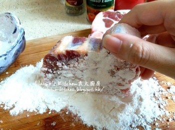 step4: 牛尾兩面沾上少許麵粉 , 放入煲內用中火煎至兩面金黃色