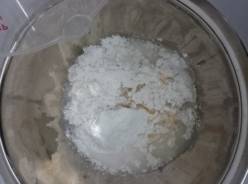 step2: 80克粘米粉加入5克有機猴麵包果粉及15克粟粉混合，再篩成細粉。加120毫升清水攪拌至沒有粉粒。