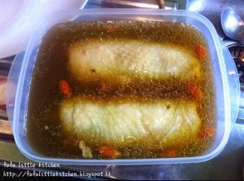 step5: 再將整條雞卷放入盒中，倒入醉雞汁至雞卷完全覆蓋。