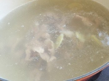 step3: 鍋子加入水中火加熱，水滾後加入肉片滾至熟後
