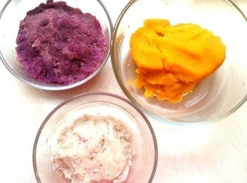 step2: 出鍋的紫薯、芋頭、南瓜倒去碗內蒸汽水，南瓜蒸熟後可用不粘鍋炒幹些，然後全部搗爛成泥。