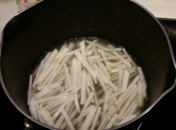 step2: 先將白蘿蔔洗淨,刨皮,切條,與250 ml清雞湯, +1茶匙鹽,+適量胡椒粉，先煮約10分鐘,至蘿蔔條透明熟透,待涼待用