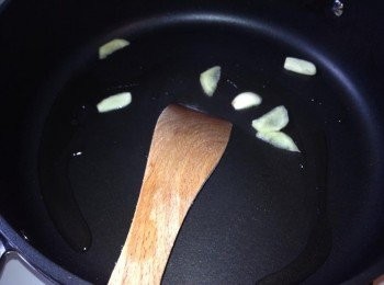 step3: 熱鍋熱油爆香薑同蒜頭