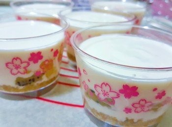 step9: 從冰箱取出備用好的杯子入模就完成囉！
再放冰箱冷藏3-4小時，要加蓋子冰箱的味道才不會跑進去。