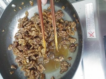 step2: 將糖槳煮至結身落合桃煮。中火煮至再結身。可將糖槳令少少放落凍水後可輕易成粒便可關火。