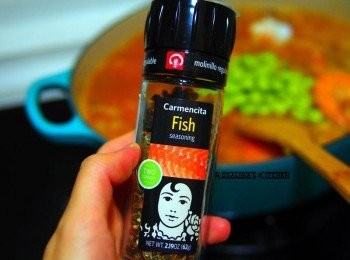 step11: 11.加入一些海鮮香料粉調味。