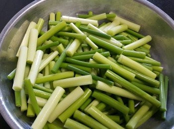 step2: 蒜芯清洗後切段