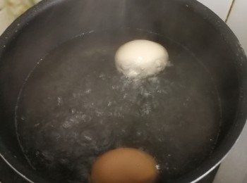 step2: 雞蛋烚8分鐘後剝壳備用