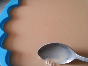 step13: 再"登一登"個模,"登"走空氣,將多餘泡沫"筆"走