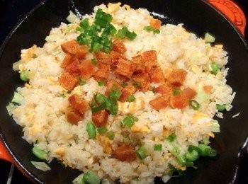 step13: 加入少許鹽及黑胡椒粉做調味,起鍋前放入烏魚子及蔥花,拌炒一下即完成。