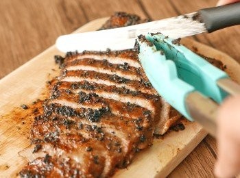 step8: 把豬頸肉切片即成。